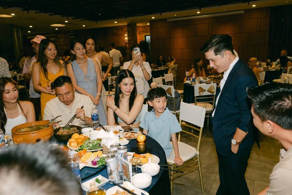 Randy Huỳnh diễn ảo thuật giữa các bàn tiệc